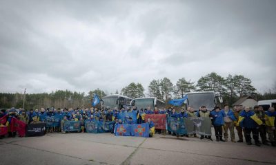 KIEV (UCRANIA), 11/04/2026.- Fotografía publicada en el canal oficial en Telegram del presidente de Ucrania,Volodímir Zelenski, que muestra la liberación de militares ucranianos que habían sido capturados cuando defendían a Ucrania en diversos puntos del frente. Rusia y Ucrania anunciaron este sábado el canje de 350 prisioneros de guerra, 175 por cada bando, con la mediación de los Emiratos Árabes Unidos. El anuncio, hecho casi simultáneamente por el ministerio de Defensa de Rusia y por el presidente ucraniano, Volodímir Zelenski, se produjo horas antes de que comience la tregua anunciada por las partes beligerantes con ocasión de la Pascua ortodoxa. EFE/Canal oficial en Telegram del presidente de Ucrania,Volodímir Zelenski -SÓLO USO EDITORIAL/SOLO USO PERMITIDO PARA ILUSTRAR LA NOTICIA QUE APARECE EN EL PIE DE FOTO (CRÉDITO OBLIGATORIO)-