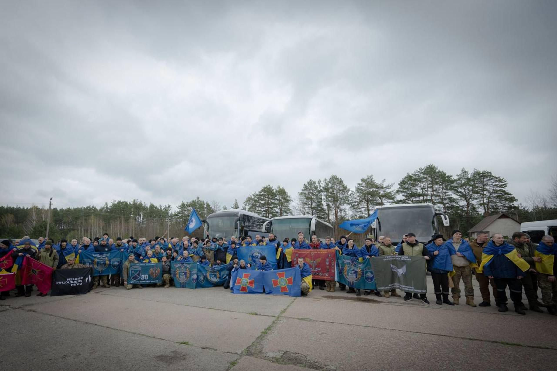 KIEV (UCRANIA), 11/04/2026.- Fotografía publicada en el canal oficial en Telegram del presidente de Ucrania,Volodímir Zelenski, que muestra la liberación de militares ucranianos que habían sido capturados cuando defendían a Ucrania en diversos puntos del frente. Rusia y Ucrania anunciaron este sábado el canje de 350 prisioneros de guerra, 175 por cada bando, con la mediación de los Emiratos Árabes Unidos. El anuncio, hecho casi simultáneamente por el ministerio de Defensa de Rusia y por el presidente ucraniano, Volodímir Zelenski, se produjo horas antes de que comience la tregua anunciada por las partes beligerantes con ocasión de la Pascua ortodoxa. EFE/Canal oficial en Telegram del presidente de Ucrania,Volodímir Zelenski -SÓLO USO EDITORIAL/SOLO USO PERMITIDO PARA ILUSTRAR LA NOTICIA QUE APARECE EN EL PIE DE FOTO (CRÉDITO OBLIGATORIO)-