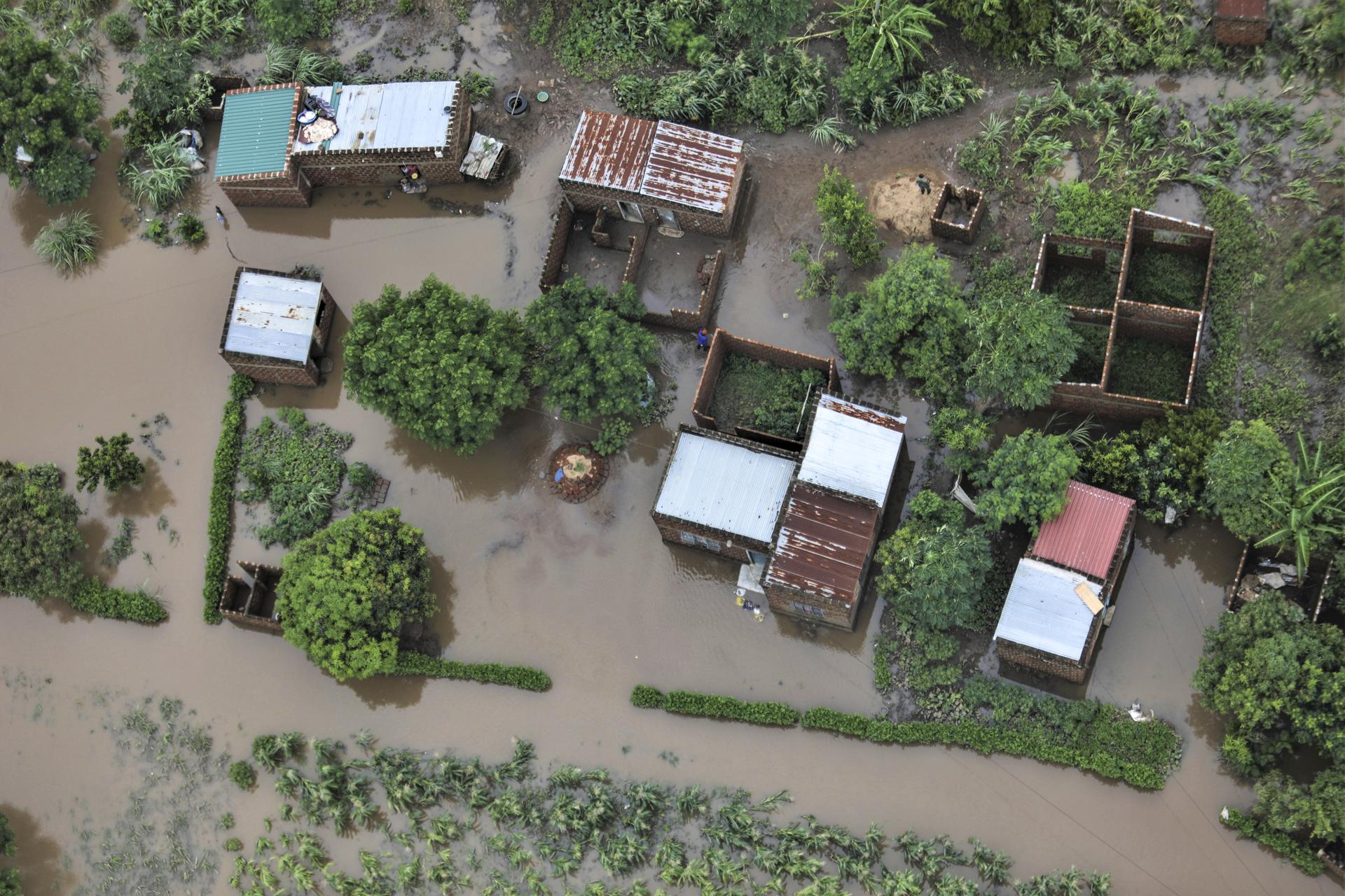 Fotografía de archivo de una zona inundada el pasado 20 de enero entre las regiones de Maputo y Gaza, en Mozambique. EFE/EPA/LUISA NHANTUMBO
