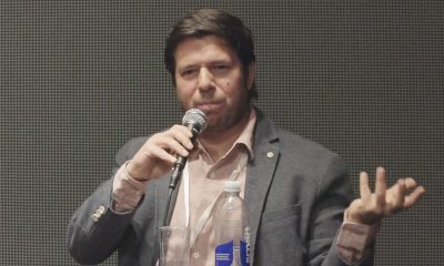 Captura de video que muestra al escritor peruano Renato Cisneros participando en una charla en homenaje al recién fallecido autor de 'Un mundo para Julius' este viernes, durante la Feria Internacional del Libro en Buenos Aires (Argentina). EFE/ Pablo Barrera