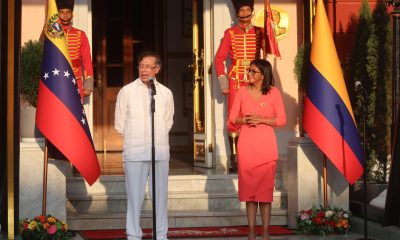 El presidente de Colombia, Gustavo Petro (i), y la mandataria encargada de Venezuela, Delcy Rodríguez, hablan de la integración de sus países en materia de energía eléctrica y de gas, este viernes en Caracas (Venezuela). EFE/ Miguel Gutiérrez