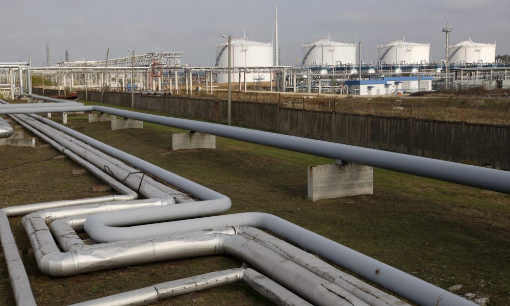 Imagen de archivo de una refinería de petróleo. EFE/TATYANA ZENKOVICH