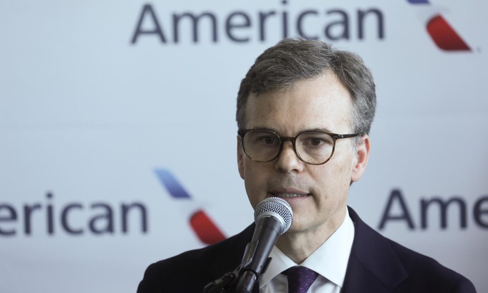 El encargado de negocios de Estados Unidos en Venezuela de American Airlines, John M. Barrett, habla en una rueda de prensa este jueves, durante los preparativos para recibir el vuelo con el que la compañía retoma su operación en la ruta Miami-Caracas en el Aeropuerto Internacional de Maiquetía (Venezuela). EFE/ Miguel Gutiérrez