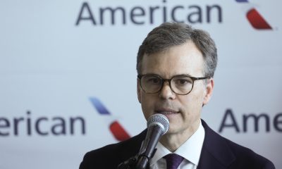 El encargado de negocios de Estados Unidos en Venezuela de American Airlines, John M. Barrett, habla en una rueda de prensa este jueves, durante los preparativos para recibir el vuelo con el que la compañía retoma su operación en la ruta Miami-Caracas en el Aeropuerto Internacional de Maiquetía (Venezuela). EFE/ Miguel Gutiérrez