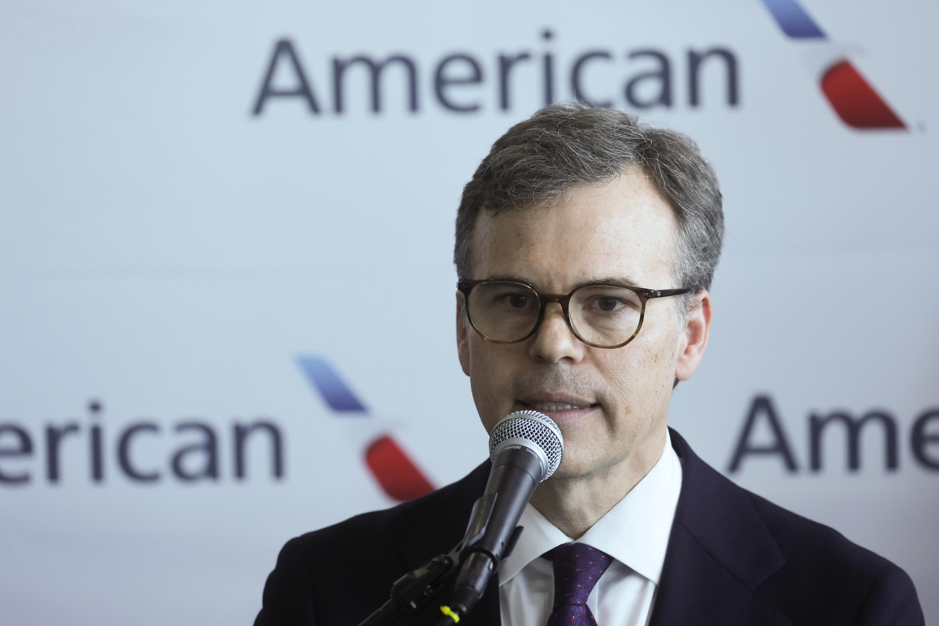 El encargado de negocios de Estados Unidos en Venezuela de American Airlines, John M. Barrett, habla en una rueda de prensa este jueves, durante los preparativos para recibir el vuelo con el que la compañía retoma su operación en la ruta Miami-Caracas en el Aeropuerto Internacional de Maiquetía (Venezuela). EFE/ Miguel Gutiérrez