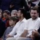 El tenista Novak Djokovic (c), junto al jugador de los Lakers Luka Doncic (2d), en el partido de la última jornada de la temporada regular de la EuroLiga que Real Madrid y Estrella Roja de Belgrado disputaron este jueves en Madrid. EFE/Juanjo Martín