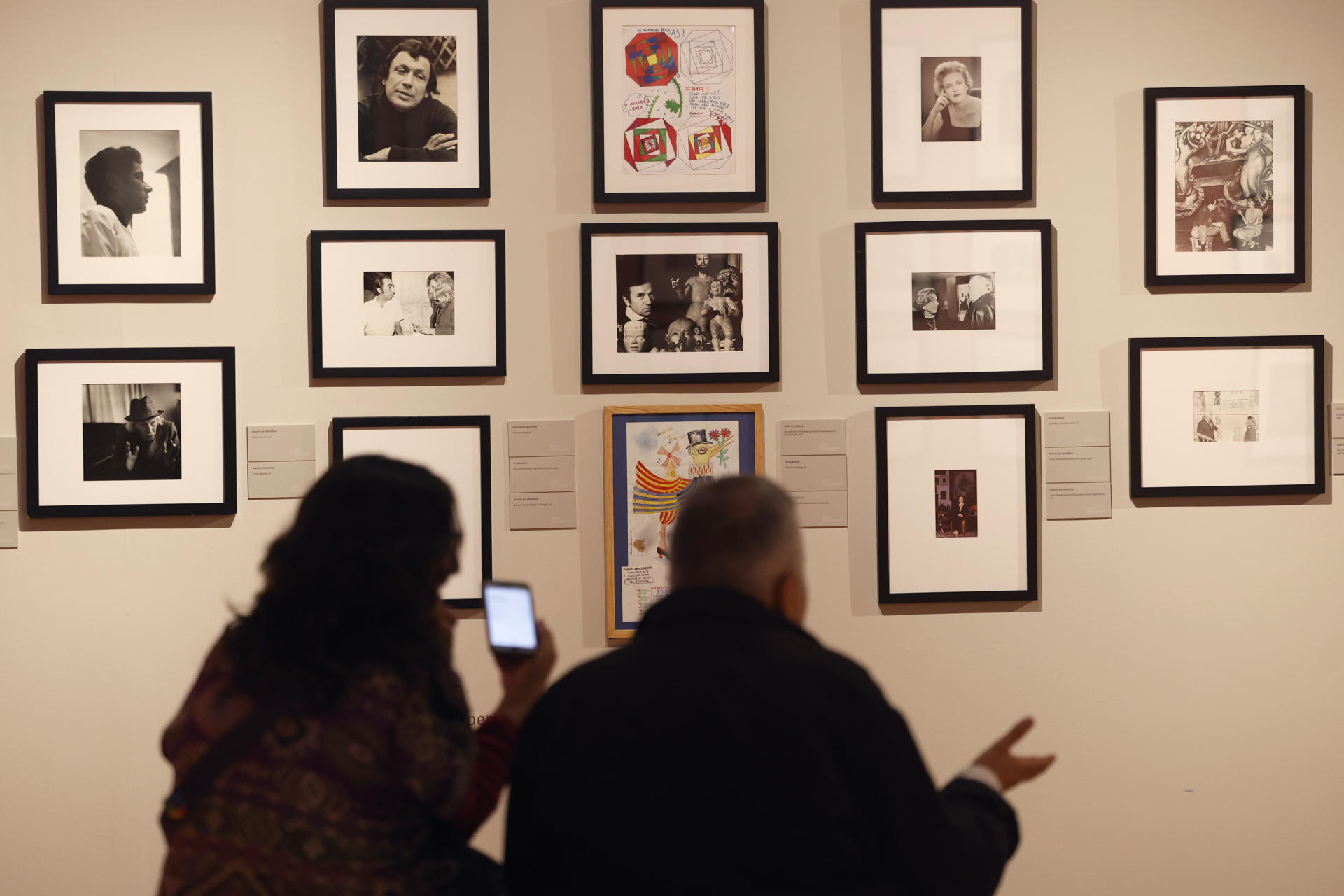 Personas recorren la exposición 'Elena Poniatowska Amor. Archivo Personal' este jueves, en el Museo del Estanquillo en Ciudad de México (México). EFE/Sáshenka Gutiérrez