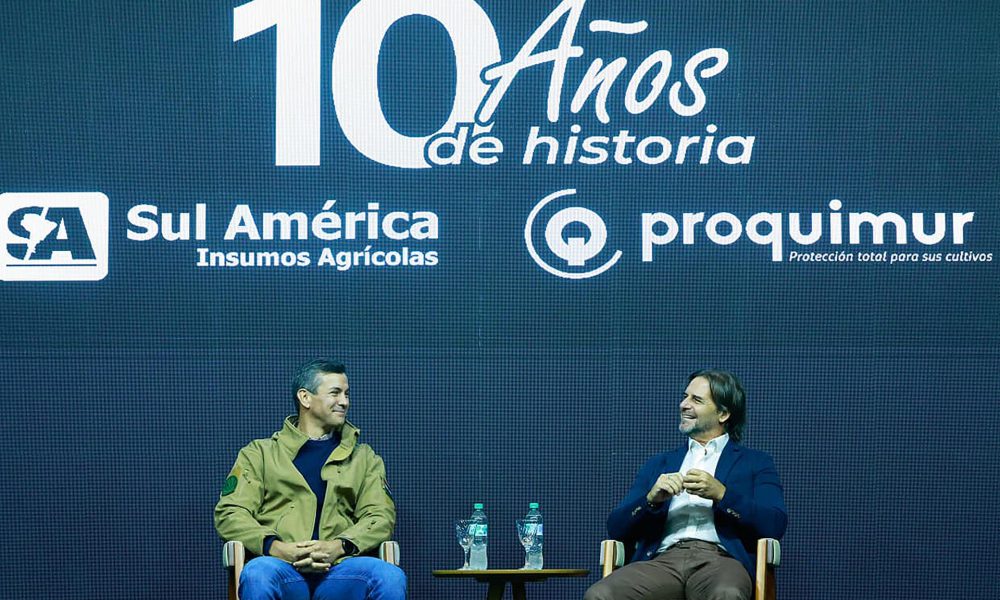 Fotografía cedida este martes por la Presidencia de Paraguay que muestra al mandatario Santiago Peña (i) y al expresidente uruguayo Luis Lacalle Pou, hablando durante su participación en el conversatorio por los diez años de alianza entre la empresa paraguaya Sul América Insumos Agrícolas y Proquimur de Uruguay, en Santa Rita (Paraguay). EFE/ Presidencia de Paraguay