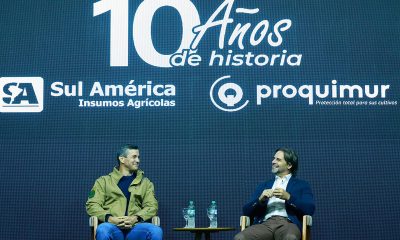 Fotografía cedida este martes por la Presidencia de Paraguay que muestra al mandatario Santiago Peña (i) y al expresidente uruguayo Luis Lacalle Pou, hablando durante su participación en el conversatorio por los diez años de alianza entre la empresa paraguaya Sul América Insumos Agrícolas y Proquimur de Uruguay, en Santa Rita (Paraguay). EFE/ Presidencia de Paraguay