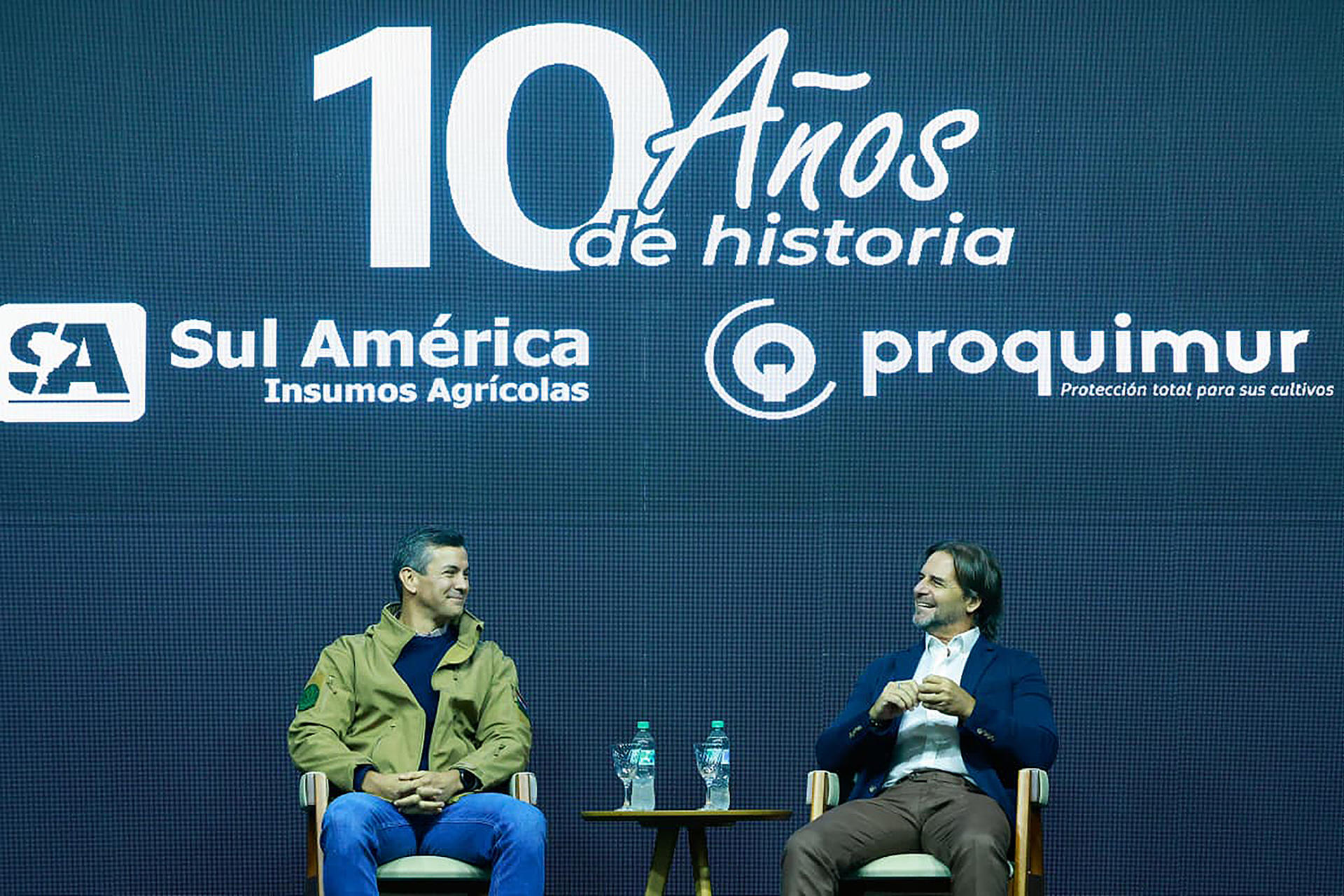 Fotografía cedida este martes por la Presidencia de Paraguay que muestra al mandatario Santiago Peña (i) y al expresidente uruguayo Luis Lacalle Pou, hablando durante su participación en el conversatorio por los diez años de alianza entre la empresa paraguaya Sul América Insumos Agrícolas y Proquimur de Uruguay, en Santa Rita (Paraguay). EFE/ Presidencia de Paraguay