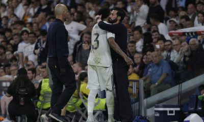 El defensa del Real Madrid Éder Militão (c) es consolado por el técnico Álvaro Arberloa tras abandonar el terreno de juego durante el partido contra el Alavés. EFE/ Juanjo Martín
