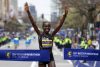 La keniana Sharon Lokedi ganó por segundo año consecutivo el Maratón de Boston en 2 horas, 18 minutos y 51 segundos. EFE/EPA/GREG M. COOPER

