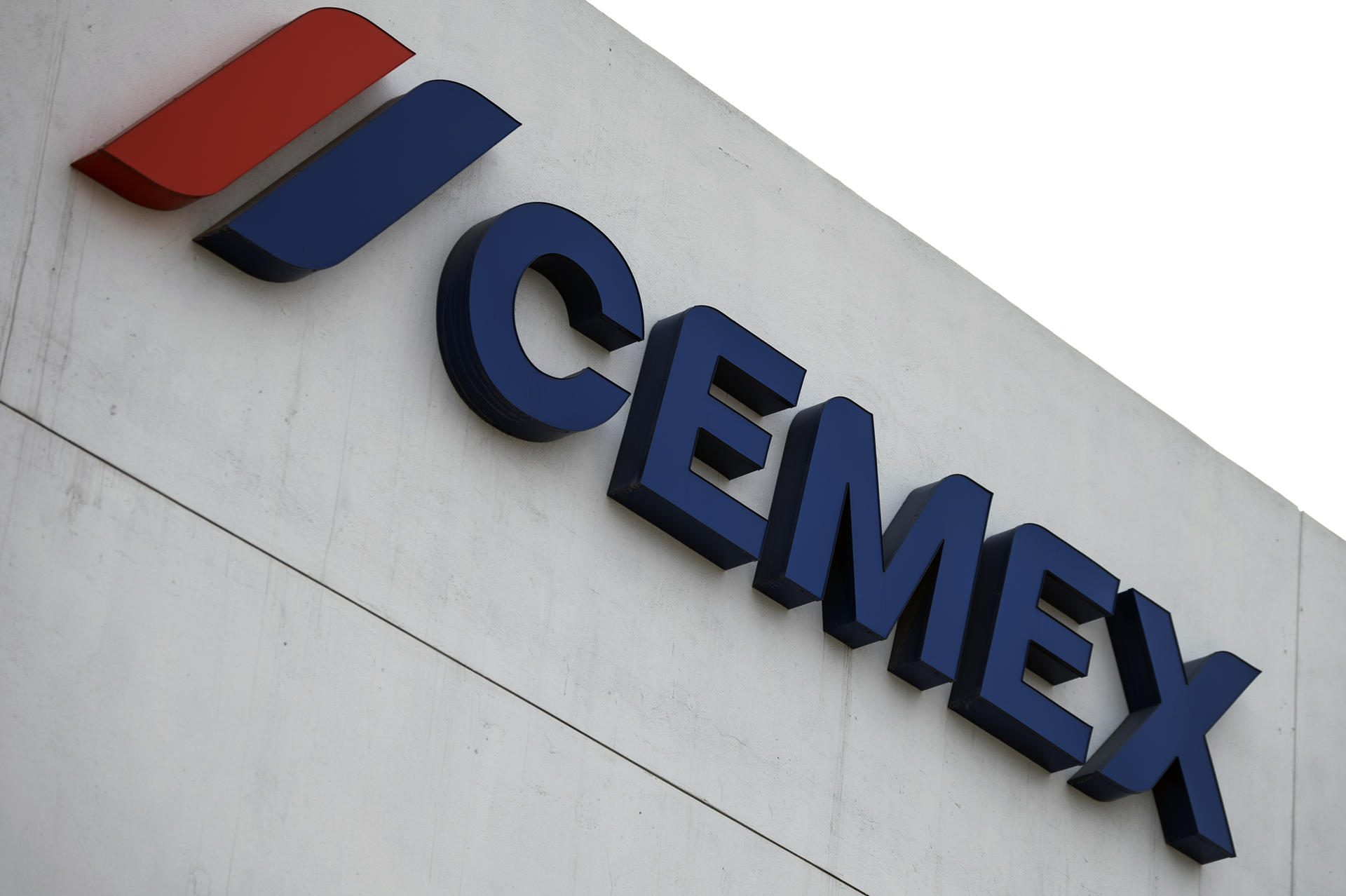 Fotografía de un logotipo de la empresa cementera Cemex, en Monterrey (México). Imagen de archivo. EFE/Miguel Sierra