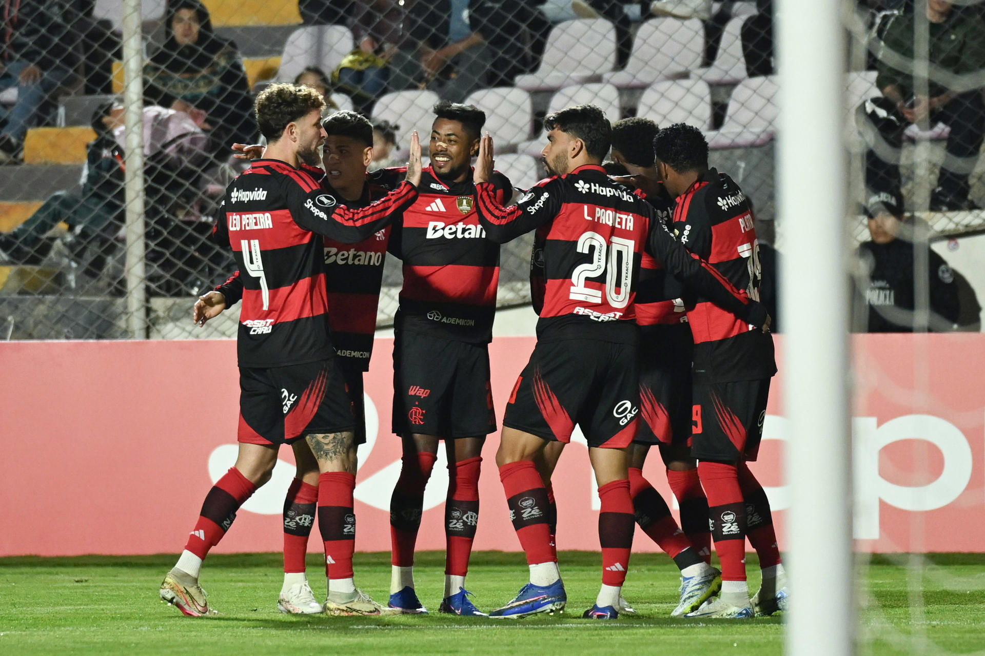 Bruno Henrique (c) de Flamengo celebra un gol en un partido de la fase de grupos de la Copa Libertadores. EFE/ Paloma Del Solar