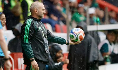 El entrenador de México, Pedro López, reacciona durante un partido de la eliminatoria de la Concacaf para la Copa Mundial de Brasil 2027, en el estadio Nemesio Díez, en Toluca (México). EFE/ Felipe Gutiérrez