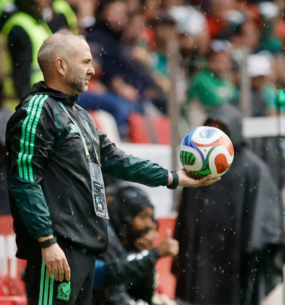 El entrenador de México, Pedro López, reacciona durante un partido de la eliminatoria de la Concacaf para la Copa Mundial de Brasil 2027, en el estadio Nemesio Díez, en Toluca (México). EFE/ Felipe Gutiérrez