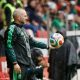 El entrenador de México, Pedro López, reacciona durante un partido de la eliminatoria de la Concacaf para la Copa Mundial de Brasil 2027, en el estadio Nemesio Díez, en Toluca (México). EFE/ Felipe Gutiérrez