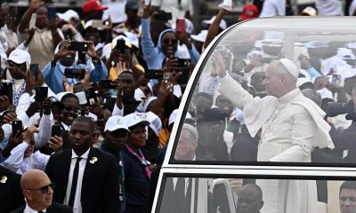El Papa León XIV llega para oficiar la Santa Misa en Kilamba, Angola, 19 de abril de 2026. El Papa se encuentra en un viaje apostólico de once días a África, con paradas en Argelia, Camerún, Angola y Guinea Ecuatorial. (Papa, Camerún, Guinea Ecuatorial, República Guinea) EFE/EPA/LUCA ZENNARO
 
//////////
 
Kilamba (Angola), 19/04/2026.- Pope Leo XIV arrives to lead Holy Mass at Kilamba, Angola, 19 April 2026. The Pope is on an eleven-day apostolic journey to Africa, with stops in Algeria, Cameroon, Angola, and Equatorial Guinea. (Papa, Camerún, Guinea Ecuatorial, República Guinea) EFE/EPA/LUCA ZENNARO