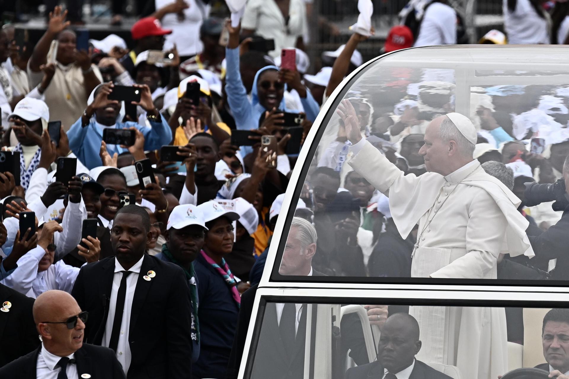 El Papa León XIV llega para oficiar la Santa Misa en Kilamba, Angola, 19 de abril de 2026. El Papa se encuentra en un viaje apostólico de once días a África, con paradas en Argelia, Camerún, Angola y Guinea Ecuatorial. (Papa, Camerún, Guinea Ecuatorial, República Guinea) EFE/EPA/LUCA ZENNARO
 
//////////
 
Kilamba (Angola), 19/04/2026.- Pope Leo XIV arrives to lead Holy Mass at Kilamba, Angola, 19 April 2026. The Pope is on an eleven-day apostolic journey to Africa, with stops in Algeria, Cameroon, Angola, and Equatorial Guinea. (Papa, Camerún, Guinea Ecuatorial, República Guinea) EFE/EPA/LUCA ZENNARO