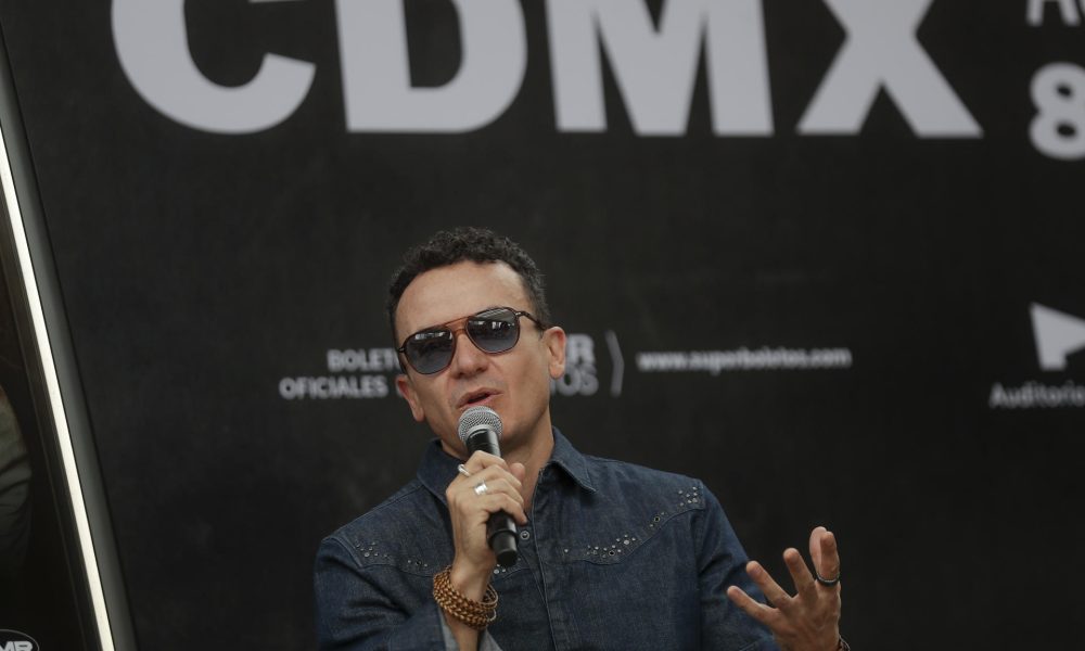 El cantante colombiano Juan Fernando Fonseca habla durante una rueda de prensa este martes, en Ciudad de México (México). EFE/ Isaac Esquivel
