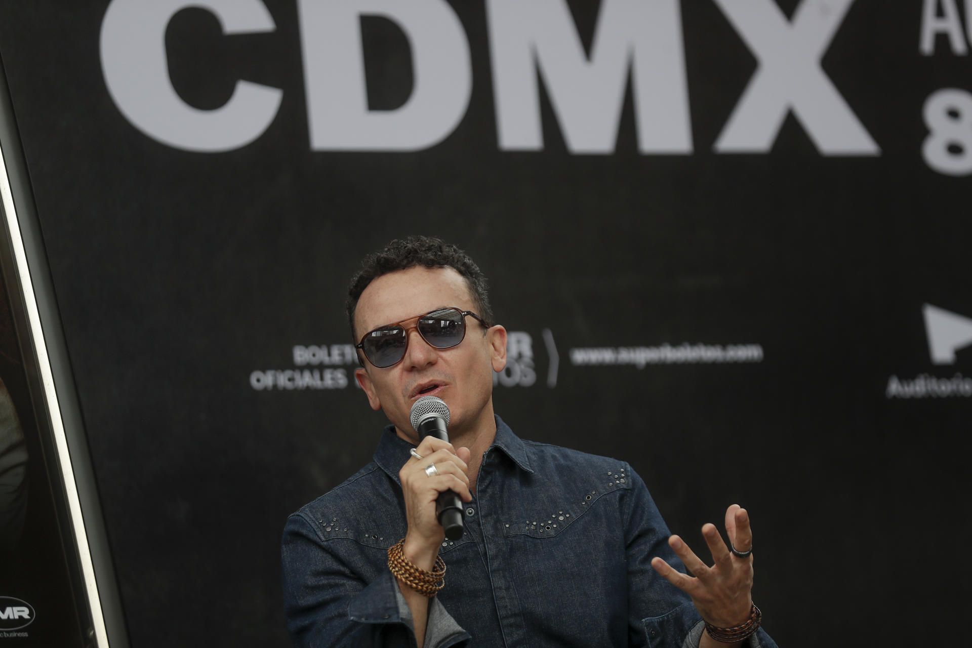El cantante colombiano Juan Fernando Fonseca habla durante una rueda de prensa este martes, en Ciudad de México (México). EFE/ Isaac Esquivel