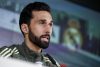 El entrenador del Real Madrid, Álvaro Arbeloa, durante la rueda de prensa antes del entrenamiento del equipo en la ciudad deportiva del club de Valdebebas este jueves, en la víspera del partido de la trigésima segunda jornada de LaLiga EA Sports que disputará contra el Real Betis en el estadio de La Cartuja. EFE/ Daniel Gónzalez
