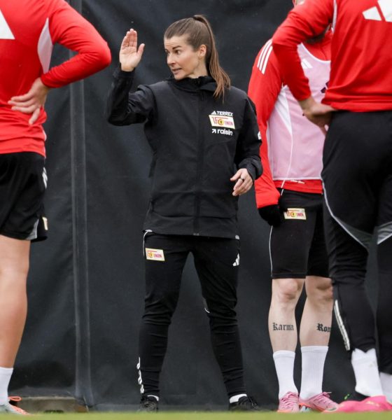 La nueva entrenadora del Union Berlin, Marie-Louise Eta, durante su primer entrenamiento al frente del equipo este martes. EFE/FILIP SINGER