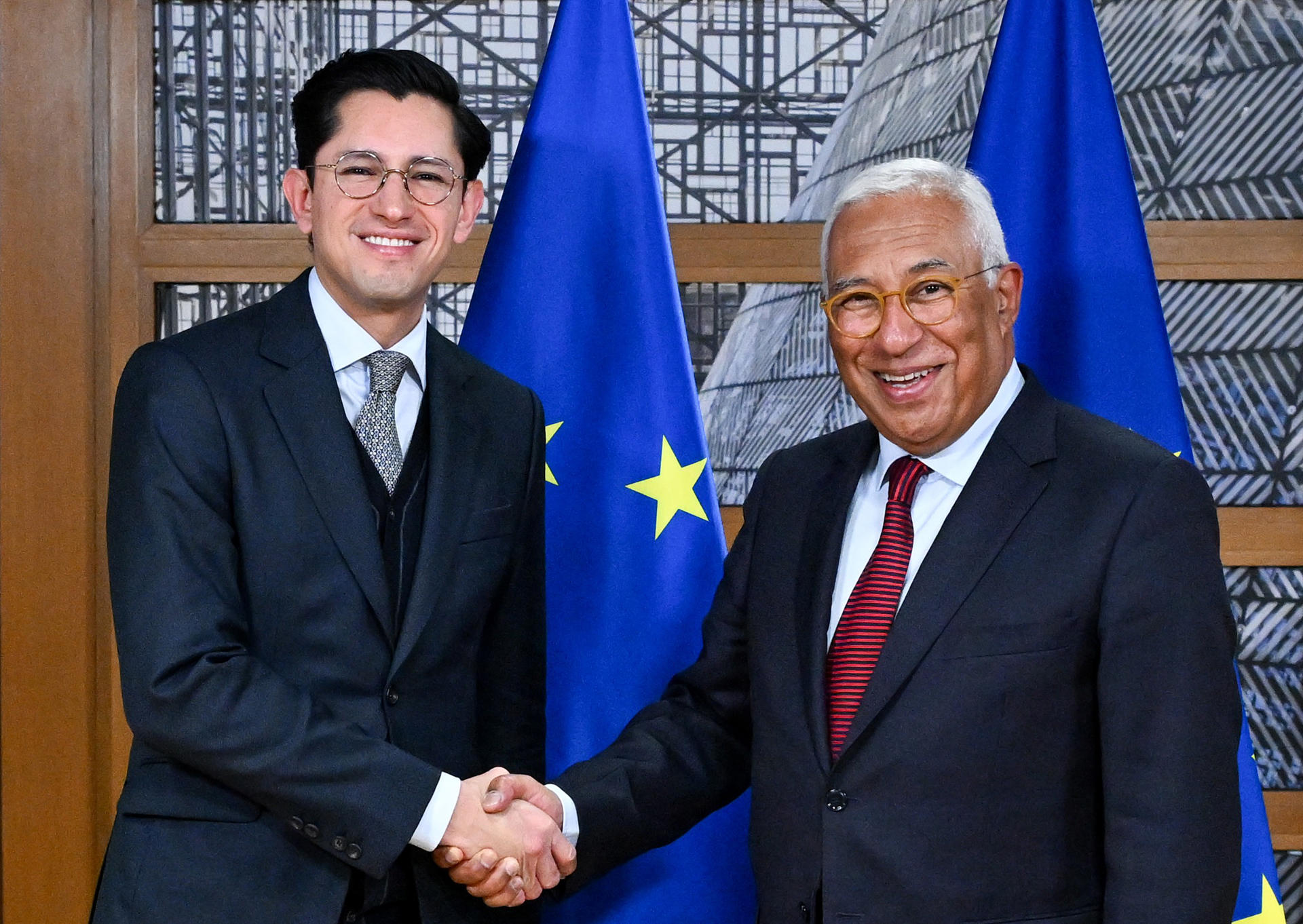 Fotografía cedida por la Secretaria de Relaciones Exteriores de México que muestra a su nuevo secretario Roberto Velasco (i), saludando al presidente del Consejo Europeo, António Costa, al termino de una reunión este martes, en Ciudad de México (México). EFE/ Secretaria de Relaciones Exteriores /SOLO USO EDITORIAL/ NO VENTAS/ SOLO DISPONIBLE PARA ILUSTRAR LA NOTICIA QUE ACOMPAÑA (CRÉDITO OBLIGATORIO)