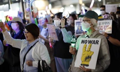 TOKYO (Japan), 21/04/2026.- Personas protestan en Tokio contra la flexibilización en la venta de armas en Japón. EFE/EPA/FRANCK ROBICHON