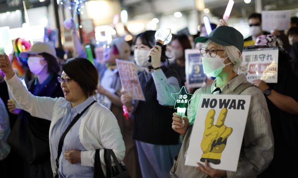 TOKYO (Japan), 21/04/2026.- Personas protestan en Tokio contra la flexibilización en la venta de armas en Japón. EFE/EPA/FRANCK ROBICHON