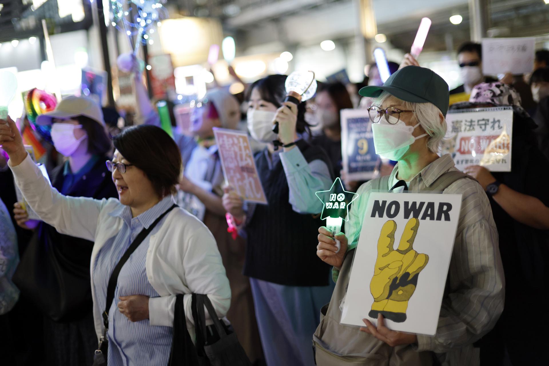 TOKYO (Japan), 21/04/2026.- Personas protestan en Tokio contra la flexibilización en la venta de armas en Japón. EFE/EPA/FRANCK ROBICHON