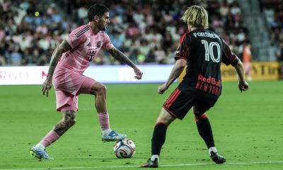 Rodrigo De Paul (i), del Inter Miami, en acción ante Emil Forsberg, de los NY Red Bulls, en un partido de la MLS en Miami. EFE/EPA/CRISTOBAL HERRERA-ULASHKEVICH