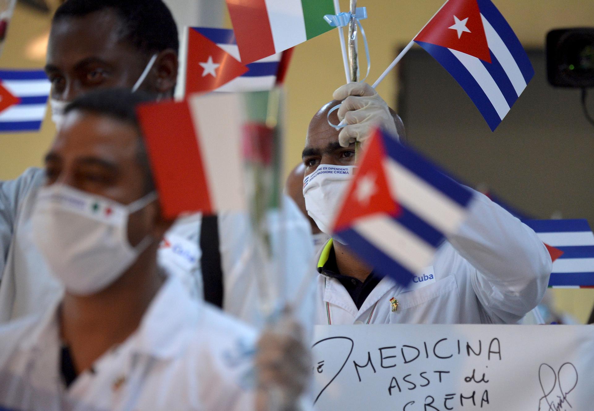 Fotografía de archivo del 8 de junio de 2020 de médicos cubanos de una misión médica ondeando banderas cubanas tras su llegada de Europa a La Habana (Cuba). EFE/ Yamil Lage