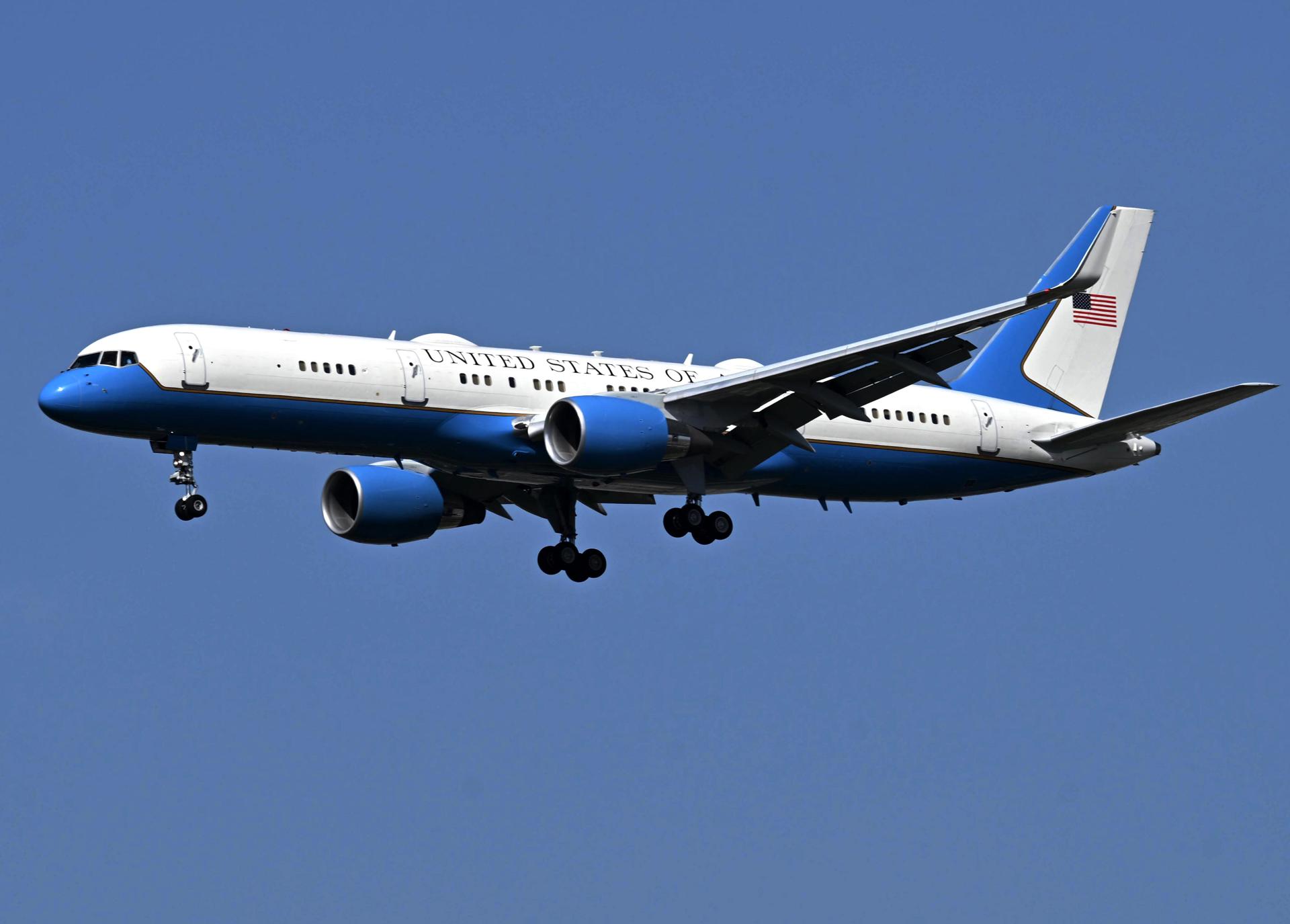 Rawalpindi (Pakistan), 20/04/2026.- A US government plane prepares to land at the Nur Khan Airbase in Rawalpindi, Pakistan, 20 April 2026. As the ceasefire deadline nears, US negotiators are returning to Islamabad for a second round of talks, despite an Iranian Foreign Ministry spokesperson stating that Tehran has no plans to participate. (Teherán) EFE/EPA/STRINGER