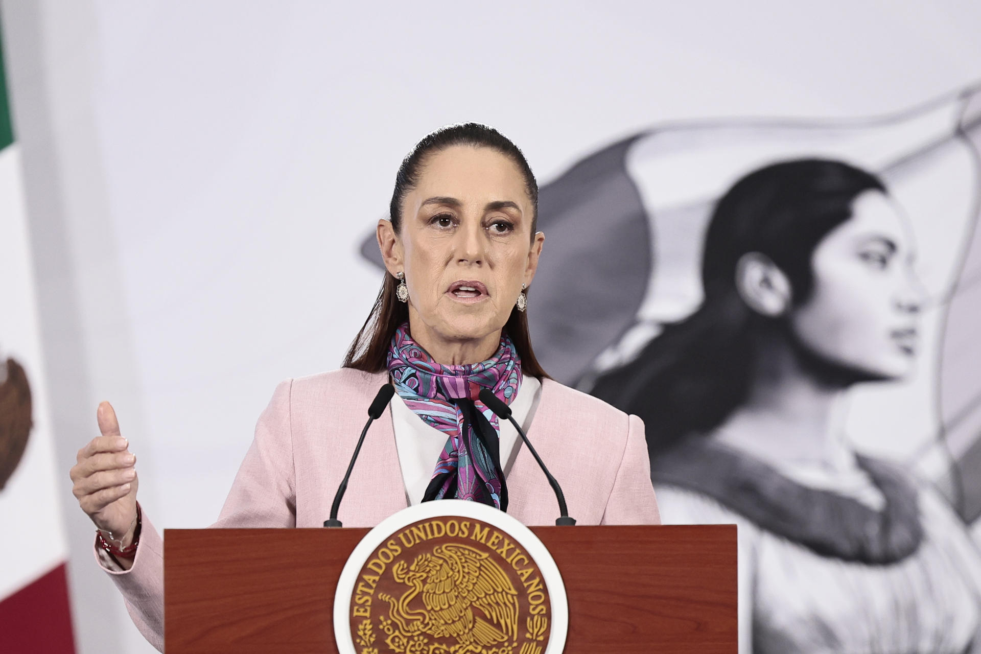 La presidenta de México, Claudia Sheinbaum, habla durante una rueda de prensa este jueves en el Palacio Nacional de la Ciudad de México (México). EFE/José Méndez