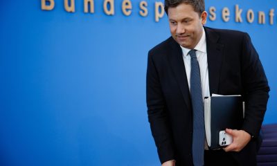 El ministro de Finanzas y vicecanciller, Lars Klingbeil, presenta este miércoles el proyecto presupuestario de Alemania para 2027. EFE/EPA/CLEMENS BILAN