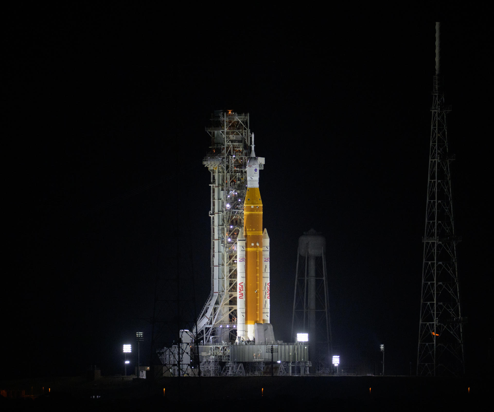 otografía cedida por la NASA donde se muestra el cohete del Sistema de Lanzamiento Espacial (SLS) y la nave espacial Orion de la misión Artemis II instalados sobre una plataforma de lanzamiento móvil en el Complejo de Lanzamiento 39B del Centro Espacial Kennedy en Cabo Cañaveral, Florida (EE.UU.). EFE/Bill Ingalls /NASA /SOLO USO EDITORIAL /NO VENTAS /SOLO DISPONIBLE PARA ILUSTRAR LA NOTICIA QUE ACOMPAÑA /CRÉDITO OBLIGATORIO