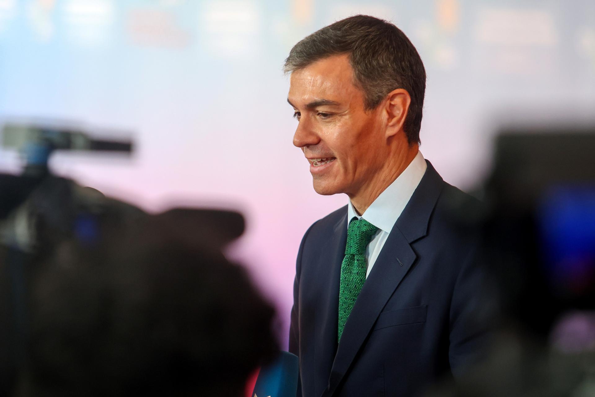 El presidente del Gobierno español, Pedro Sánchez, habla con la prensa durante una reunión informal de los Jefes de Estado o de Gobierno de la UE en Lefkosia, Chipre, 24 de abril de 2026. EFE/EPA/GEORGE CHRISTOFOROU