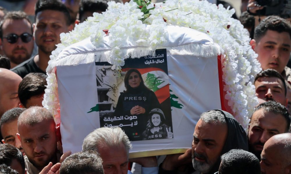 La gente porta el féretro de la periodista libanesa Amal Khalil durante el cortejo fúnebre en la aldea de Baisariyah, sur de Líbano, el 23 de abril de 2026. La periodista del diario Al-Akhbar Amal Khalil murió el 22 de abril tras un ataque aéreo israelí que tuvo como objetivo un edificio en la aldea de al-Tiri, distrito de Bint Jbeil, en el sur de Líbano. (Líbano) EFE/EPA/WAEL HAMZEH