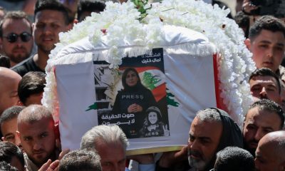 La gente porta el féretro de la periodista libanesa Amal Khalil durante el cortejo fúnebre en la aldea de Baisariyah, sur de Líbano, el 23 de abril de 2026. La periodista del diario Al-Akhbar Amal Khalil murió el 22 de abril tras un ataque aéreo israelí que tuvo como objetivo un edificio en la aldea de al-Tiri, distrito de Bint Jbeil, en el sur de Líbano. (Líbano) EFE/EPA/WAEL HAMZEH