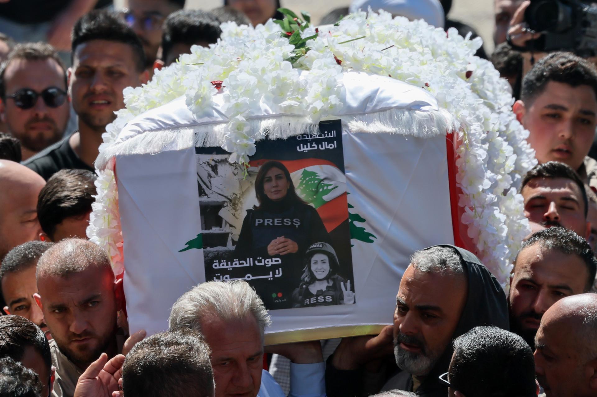 La gente porta el féretro de la periodista libanesa Amal Khalil durante el cortejo fúnebre en la aldea de Baisariyah, sur de Líbano, el 23 de abril de 2026. La periodista del diario Al-Akhbar Amal Khalil murió el 22 de abril tras un ataque aéreo israelí que tuvo como objetivo un edificio en la aldea de al-Tiri, distrito de Bint Jbeil, en el sur de Líbano. (Líbano) EFE/EPA/WAEL HAMZEH