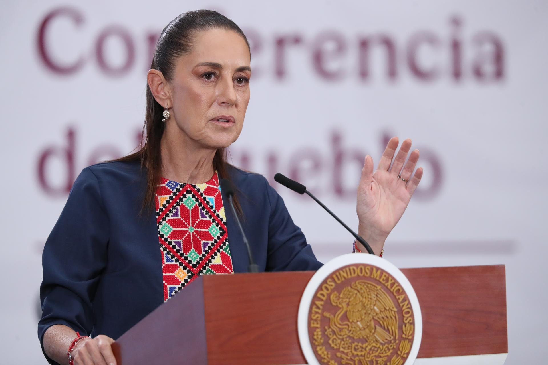 La presidenta de México, Claudia Sheinbaum, habla durante una rueda de prensa este martes en Palacio Nacional de la Ciudad de México (México). EFE/Mario Guzmán