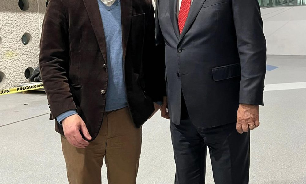 Fotografía cedida por la Secretaría de Economía de México de su titular, Marcelo Ebrard (d), junto al representante comercial de Estados Unidos, Jamieson Greer en la Ciudad de México (México). EFE/Secretaría de Economía