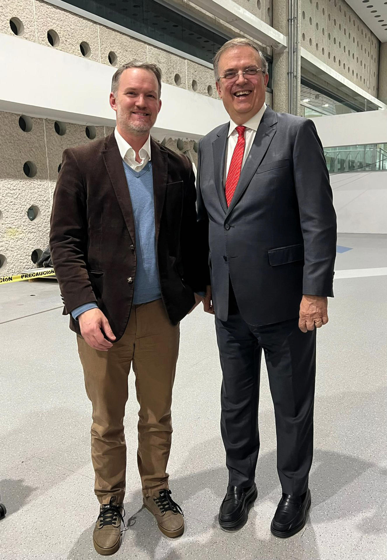 Fotografía cedida por la Secretaría de Economía de México de su titular, Marcelo Ebrard (d), junto al representante comercial de Estados Unidos, Jamieson Greer en la Ciudad de México (México). EFE/Secretaría de Economía