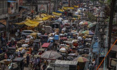 NUEVA DELHI (India), 01/04/2026.- Personas y vehículos transitan por una calle congestionada en un mercado mayorista del casco antiguo de Nueva Delhi, India, el mismo día que el Gobierno indio dio inicio a la primera fase su nuevo censo nacional para registrar a 1.450 millones de personas. EFE/EPA/RAJAT GUPTA