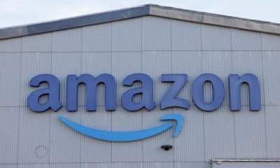 Fotografía de archivo del 8 de enero de 2025 que muestra un cartel de Amazon en un centro de distribución de la empresa en San Francisco, California (EE. UU.). EFE/John G. Mabanglo