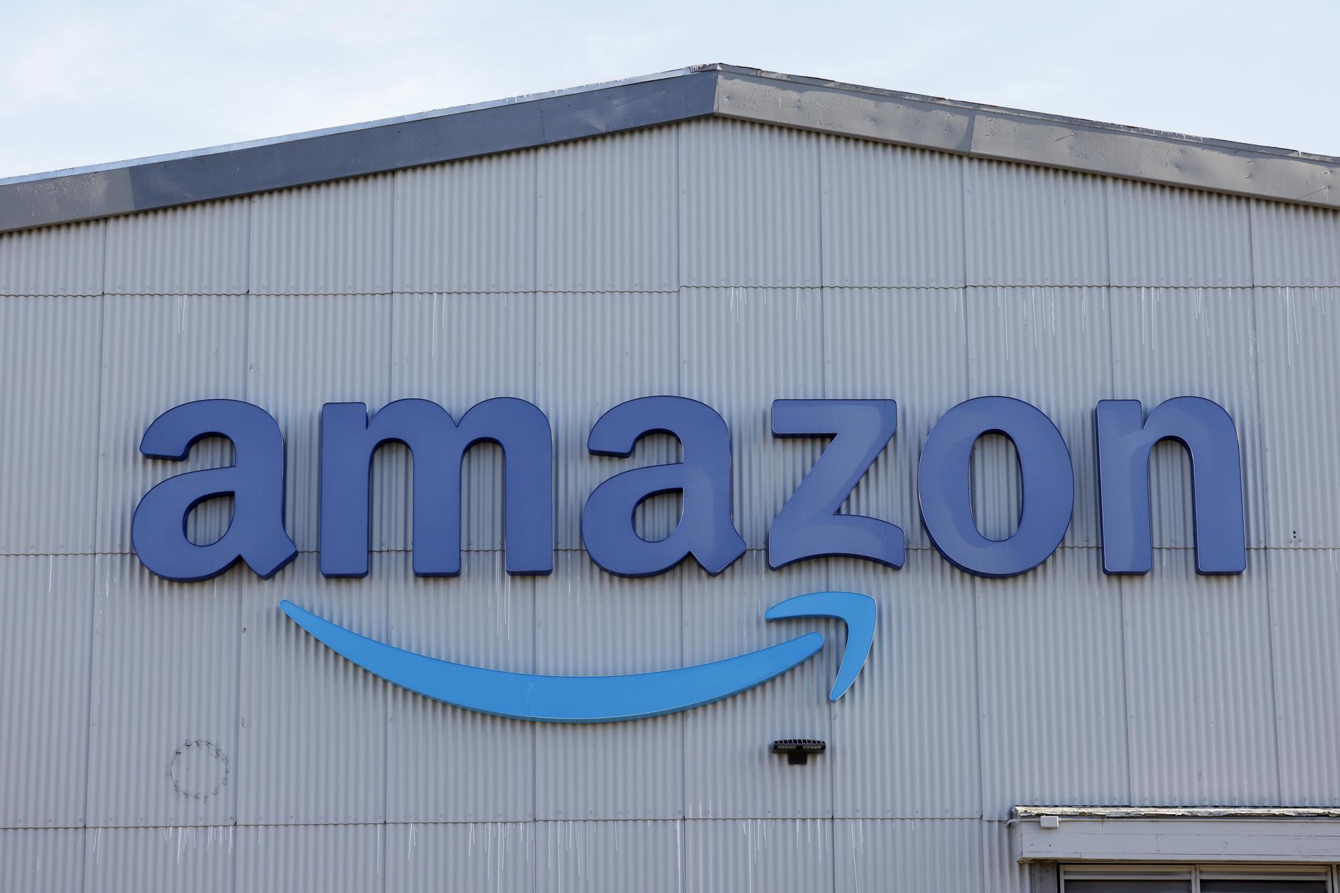 Fotografía de archivo del 8 de enero de 2025 que muestra un cartel de Amazon en un centro de distribución de la empresa en San Francisco, California (EE. UU.). EFE/John G. Mabanglo