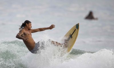 Una persona surfea este miércoles, en las playas de Jacó en la provincia de Puntarenas (Costa Rica). El turismo y las exportaciones de bienes de Costa Rica marcaron los primeros meses del 2026 con crecimientos importantes y se mantienen como los principales sostenes de la economía del país. EFE/ Jeffrey Arguedas