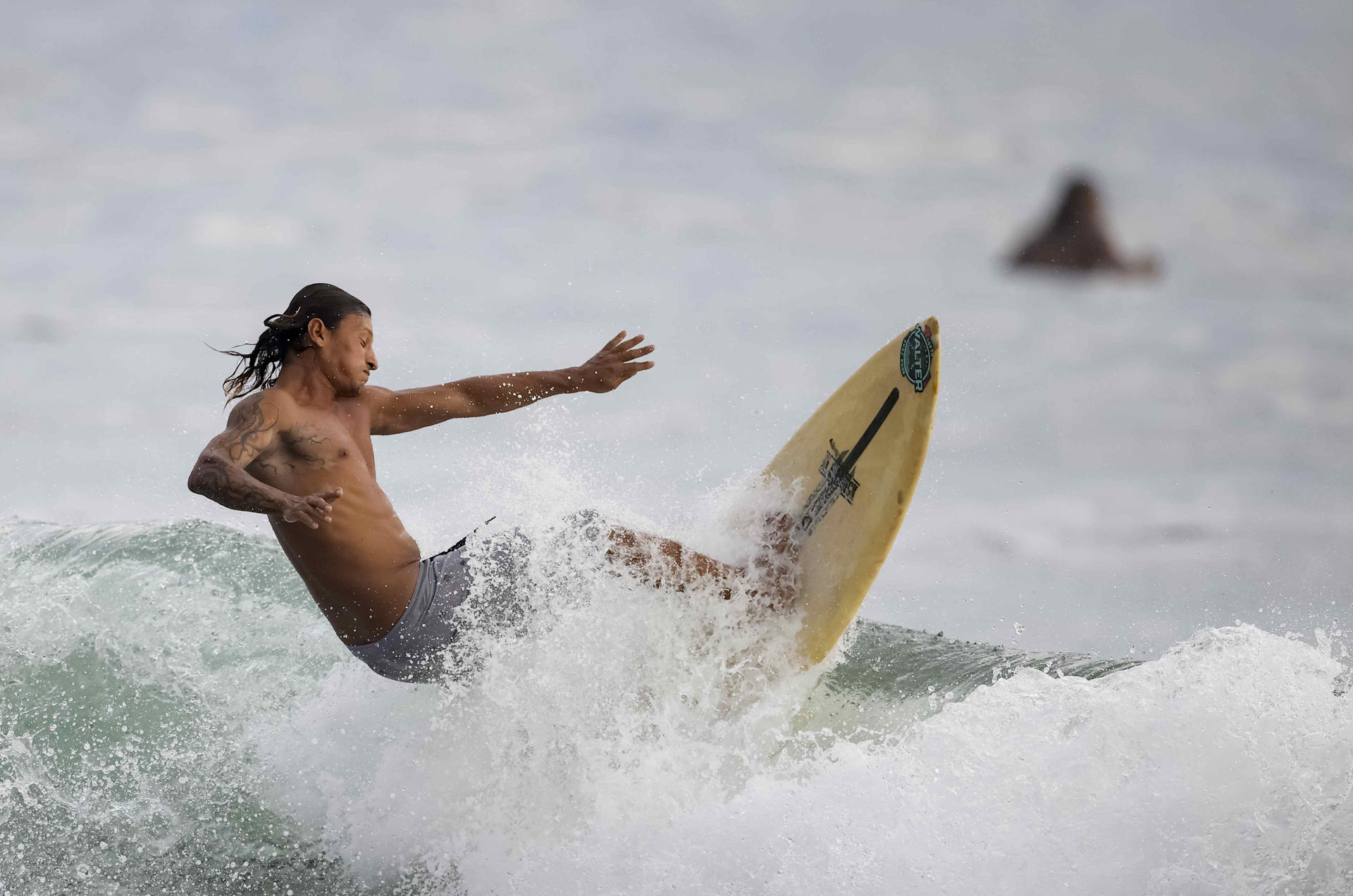 Una persona surfea este miércoles, en las playas de Jacó en la provincia de Puntarenas (Costa Rica). El turismo y las exportaciones de bienes de Costa Rica marcaron los primeros meses del 2026 con crecimientos importantes y se mantienen como los principales sostenes de la economía del país. EFE/ Jeffrey Arguedas