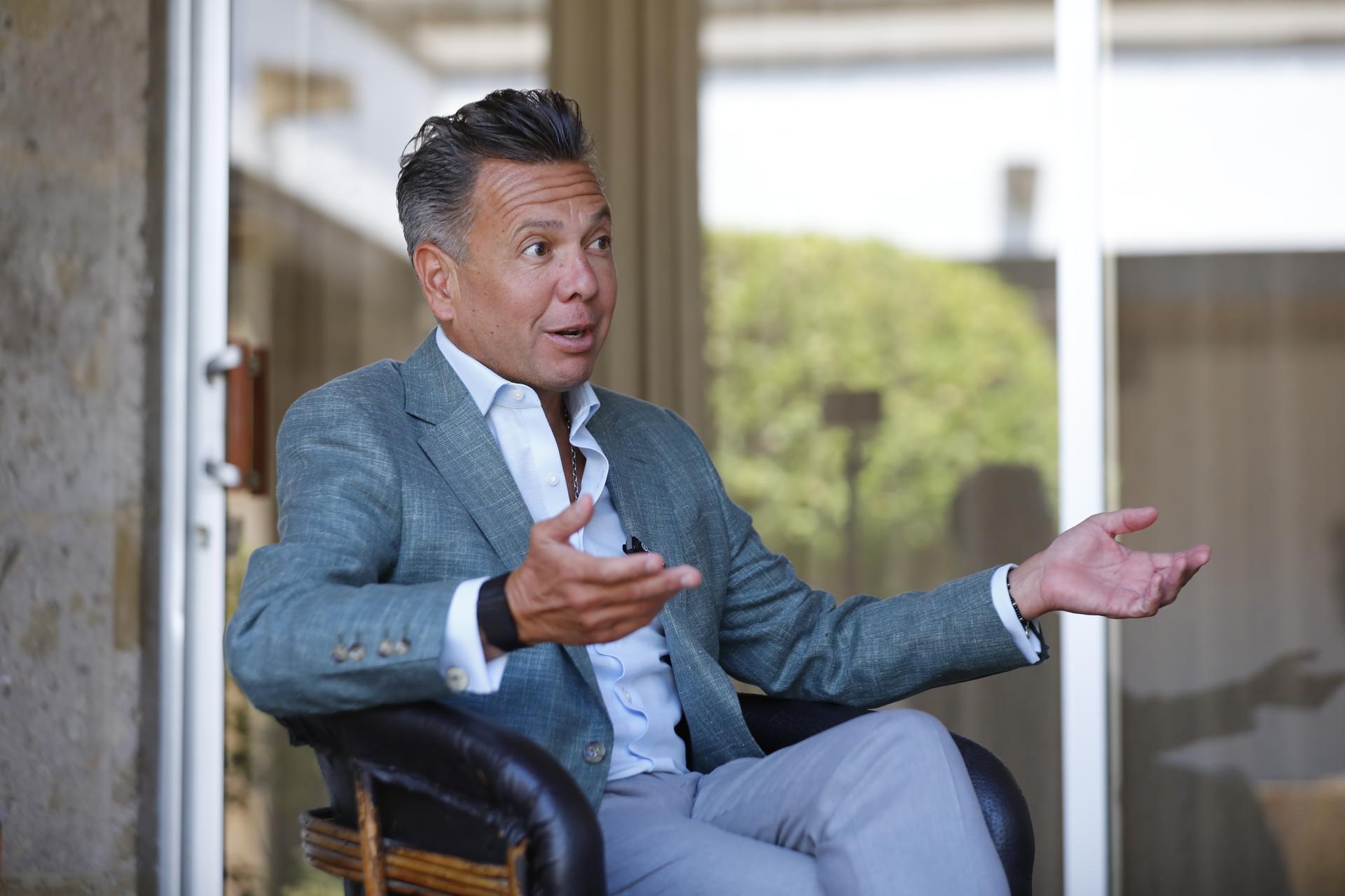 El gobernador de Jalisco, Pablo Lemus, habla en una entrevista con EFE este jueves, en la ciudad de Guadalajara, (México). EFE/ Francisco Guasco